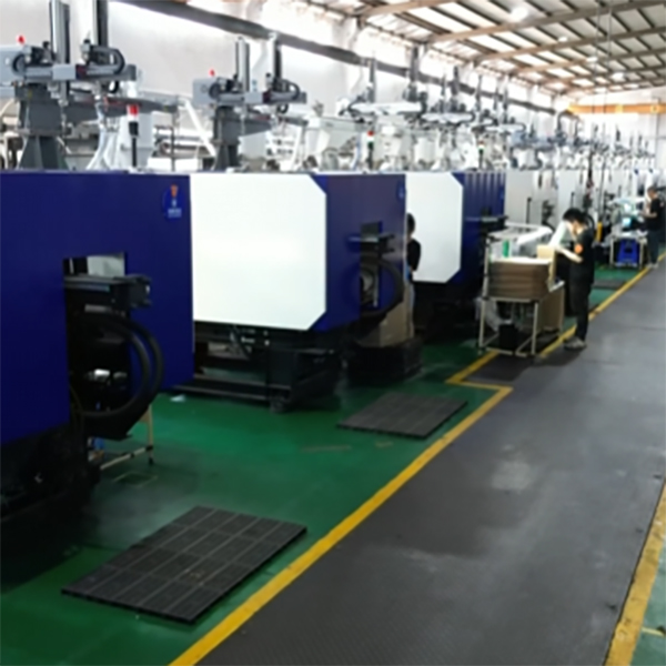 大银塑胶-智能扫地机器人工厂