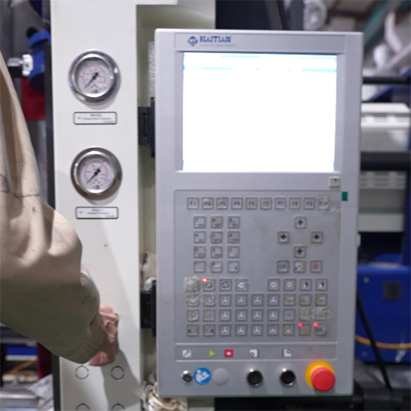 大银塑胶-智能电动扫地机器人注塑工厂