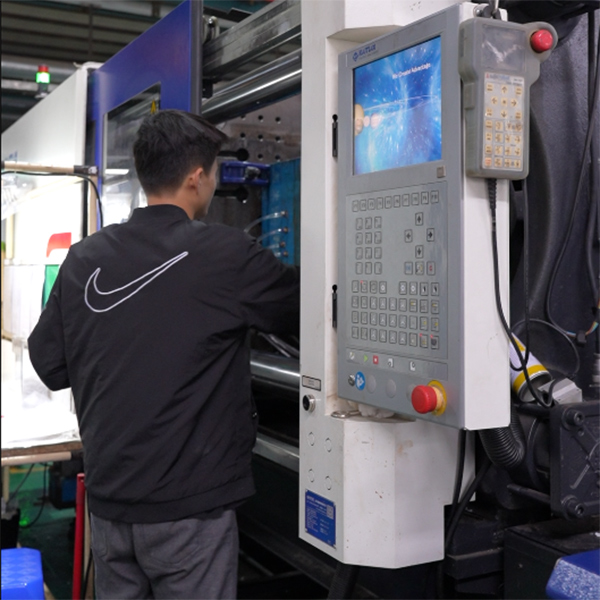 大银塑胶-扫地机器人注塑部门