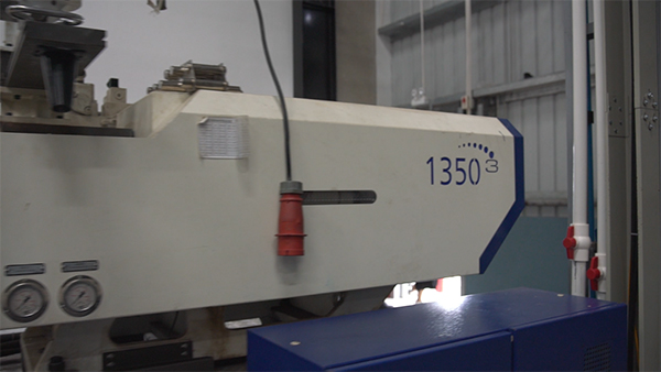 大型注塑机加工