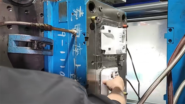 塑料制品注塑加工厂家分享大型注塑模具加工问题