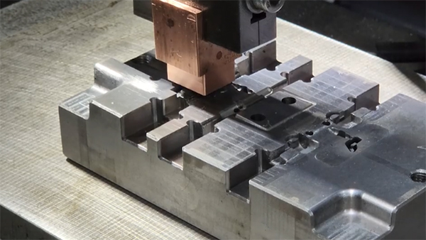 注塑厂生产效率的提升要做好冷料加工工作