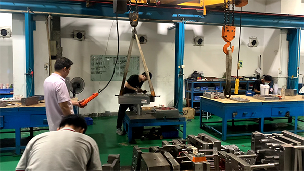 家用塑料模具制造