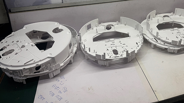 扫地机器人定做的塑料模具制品为何会变硬