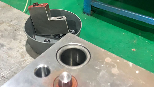 电动扫地机定制为什么在模具内打不满？