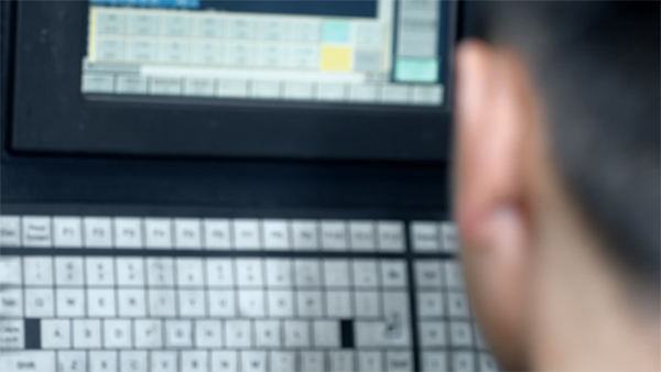 电动扫地机代工之多级注射加工成型