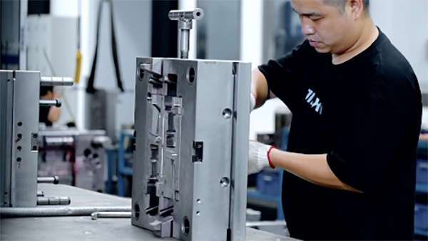 越南塑胶注塑厂根据设置成型注射进程