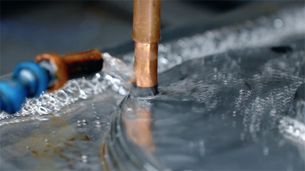 家用打扫地机代工产品出现溢边的原因