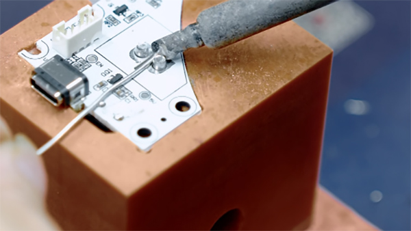 电动扫地机器人代工成型中出现包胶不牢的原因