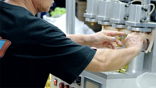 ODM扫地机器人厂出现压模的原因和解决方法