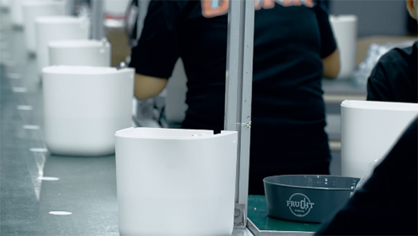 东莞扫地机器人odm成型生产中拉丝的原因