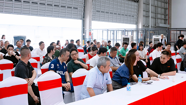 细数湿粮宠物喂食器注塑加工的多级调机技巧