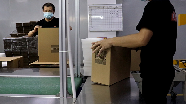 简单说说双碗宠物喂食器加工厂家注塑机的分类