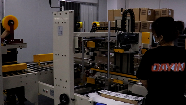 双碗设计宠物喂食器