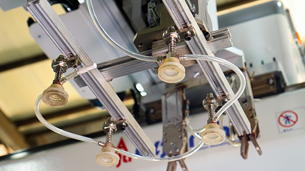 放置宠物喂食器的哑光面注塑件出现光斑处理方法