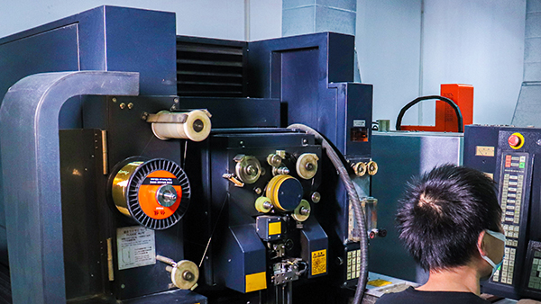 宠物无线自动喂食器说说推杆版先复位的机构