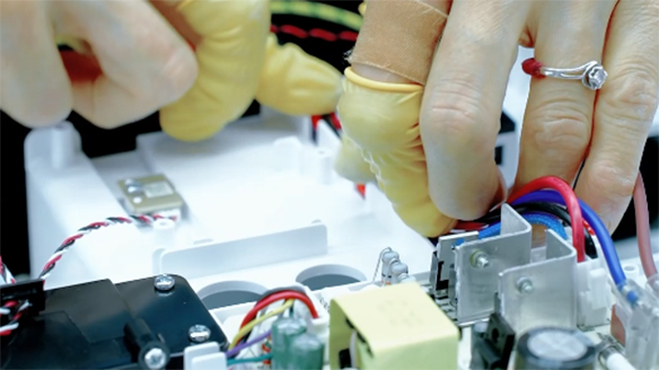 小型自动喂食器模具后导柱与导套容易咬合的原因