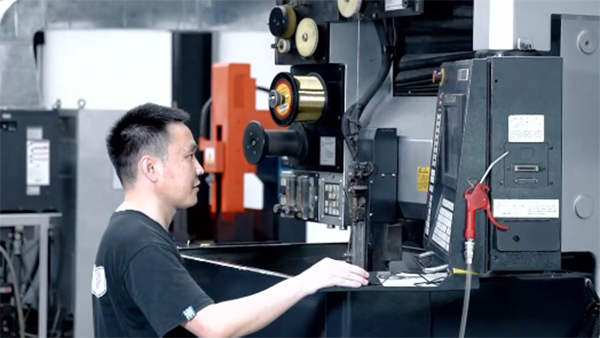 防卡粮宠物喂食器生产工厂注塑件水波纹和熔接痕难题