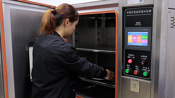 详解宠物管理喂食器的注塑模具加工的特点