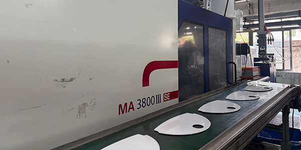 分享静音宠物喂食器加工中废料切断刀布置设计要点