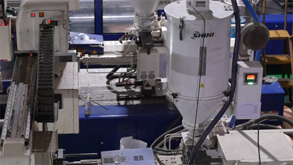 大型注塑模具产品加工塑料分解程度的模具透明法