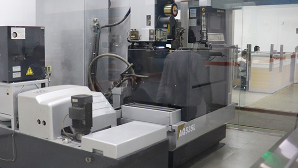 简单说说注塑成型模具加工和吹塑模的不同之处