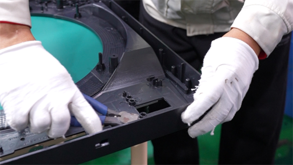 清洁家电模具注塑加工紫色PVC件在校色时的注意事项