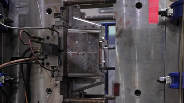 扫地机开模定制软质塑料件缩水问题难解决的情况