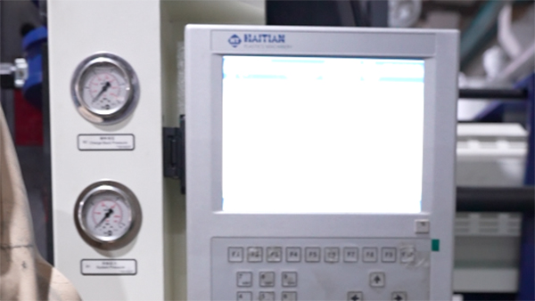 扫地机器人定制厂家不可忽略的加工时注塑机的停机操作