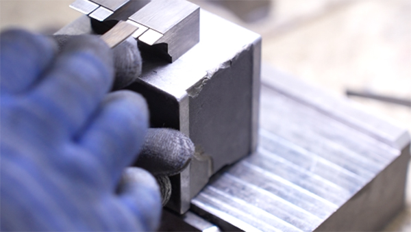 扫地机塑料模具代工科普的成型注塑件侧向螺孔加工方案