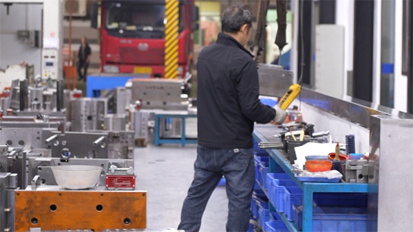 东莞扫地机塑料模具注塑件上的变形与错位要素分析