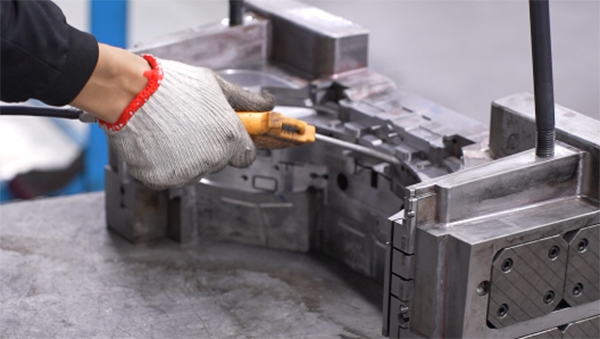 东莞扫地机注塑公司模具与新型模具钢的应用