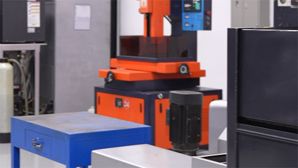 扫地机注塑模具公司教你分清注塑模的基本“运动”形式