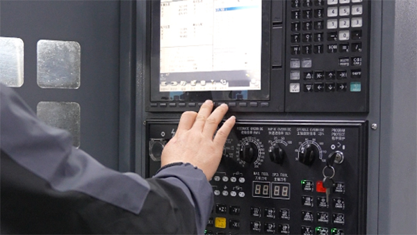 东莞塑胶餐具模具制造浅谈塑料模具制造装备特点