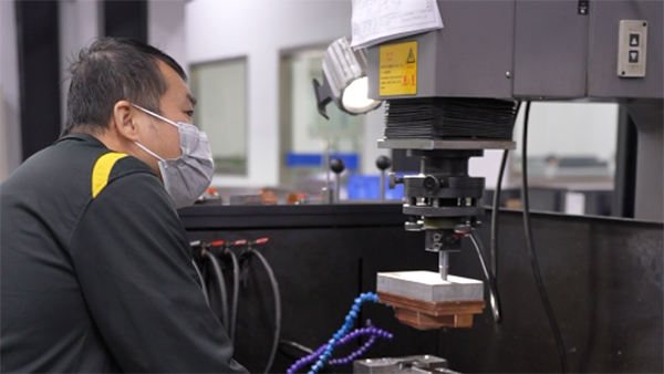 家用扫地机注塑定制简单说说试模的主要过来经验