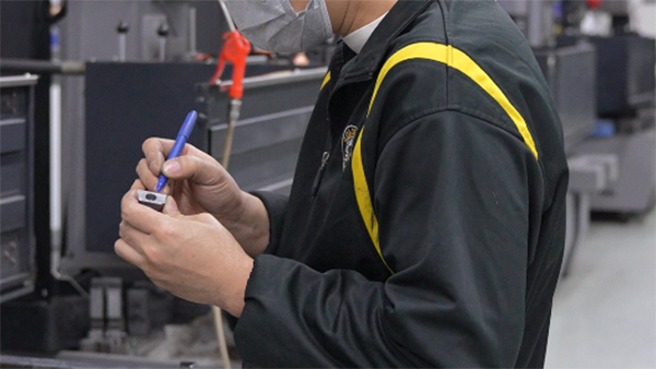 自动扫地机开模注塑为什么不能调太紧的模具？