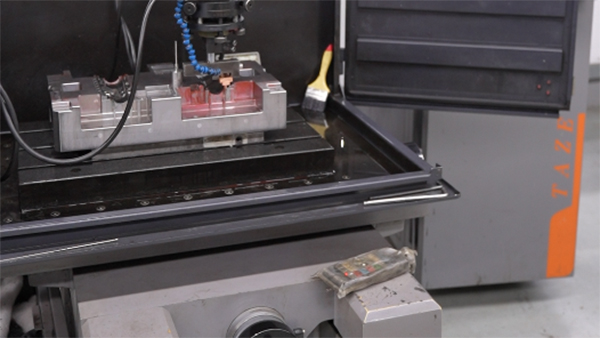 东莞塑胶模具生产商