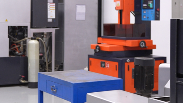 扫地机器人模具说说模具制造中大型模具报价的情况