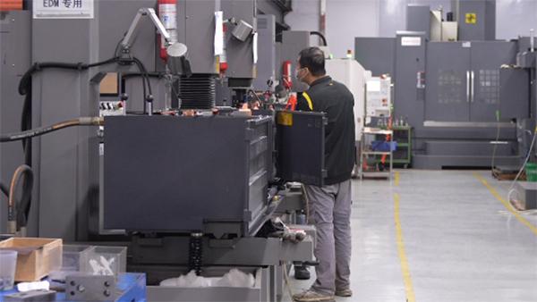 塑胶餐具模具厂的注塑模具制作技术与发展趋势