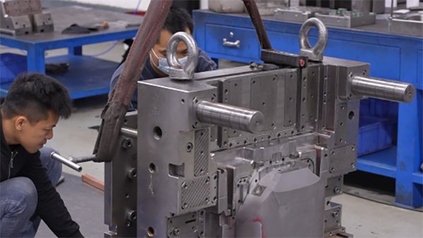 扫地机开模注塑制造过程中为什么要敲一下模具