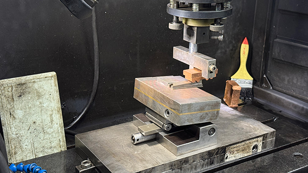 大型注塑模具厂家教大家挑选有效的钢材是头等大事