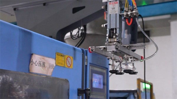 注塑车间扫地机器人的定模和动模区别特点