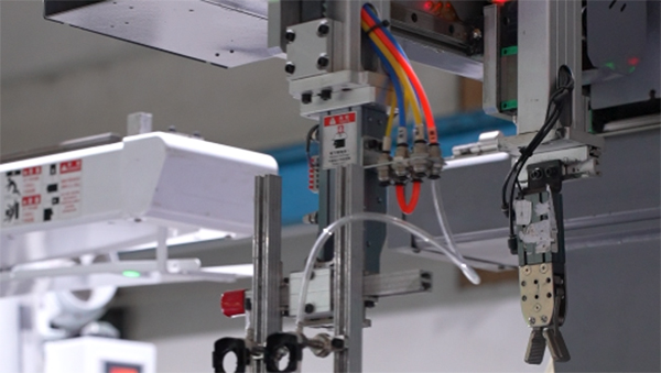 扫地机器人注塑配件认真了解下开模合模