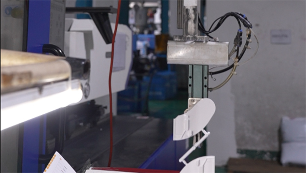 扫地机器人注塑浅谈模具加工的复杂过程