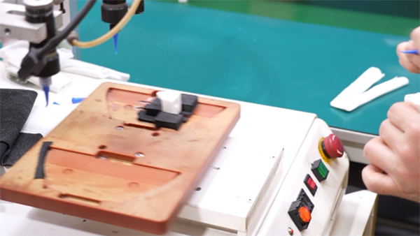 塑胶模具制造商这样来确定塑胶模具进胶方式