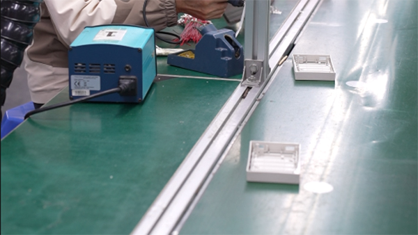 塑胶模具壳体为何必重防尘