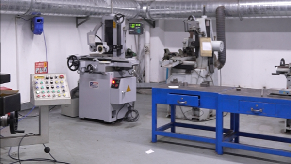 塑胶模具加工：颜色与光缺陷的识别方法及解决策略