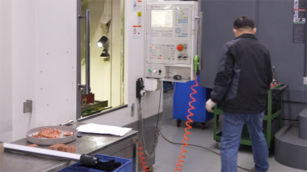 注塑机器人模具厂：扫地机配件更换的核心模具适配与场景解决方案