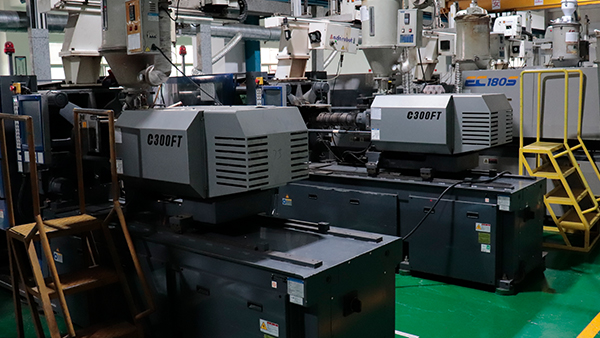 塑胶餐具模具制造厂：多级注射工艺，精准把控螺杆分段与注射量