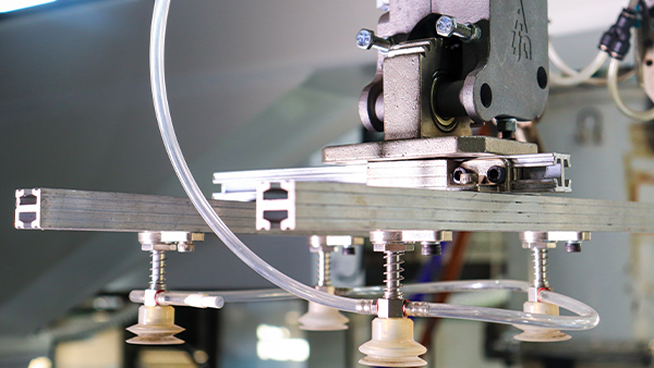 注塑成型模具工厂：塑件黑点问题的成因与解决方案